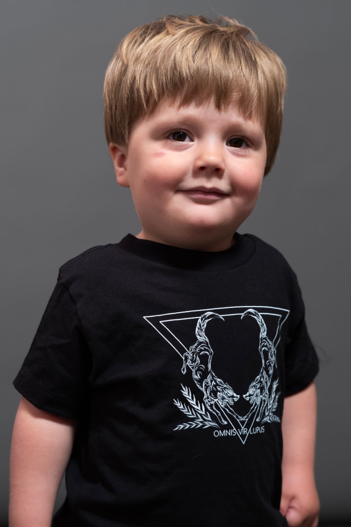 Omnis Vir Lupus Toddler Tee