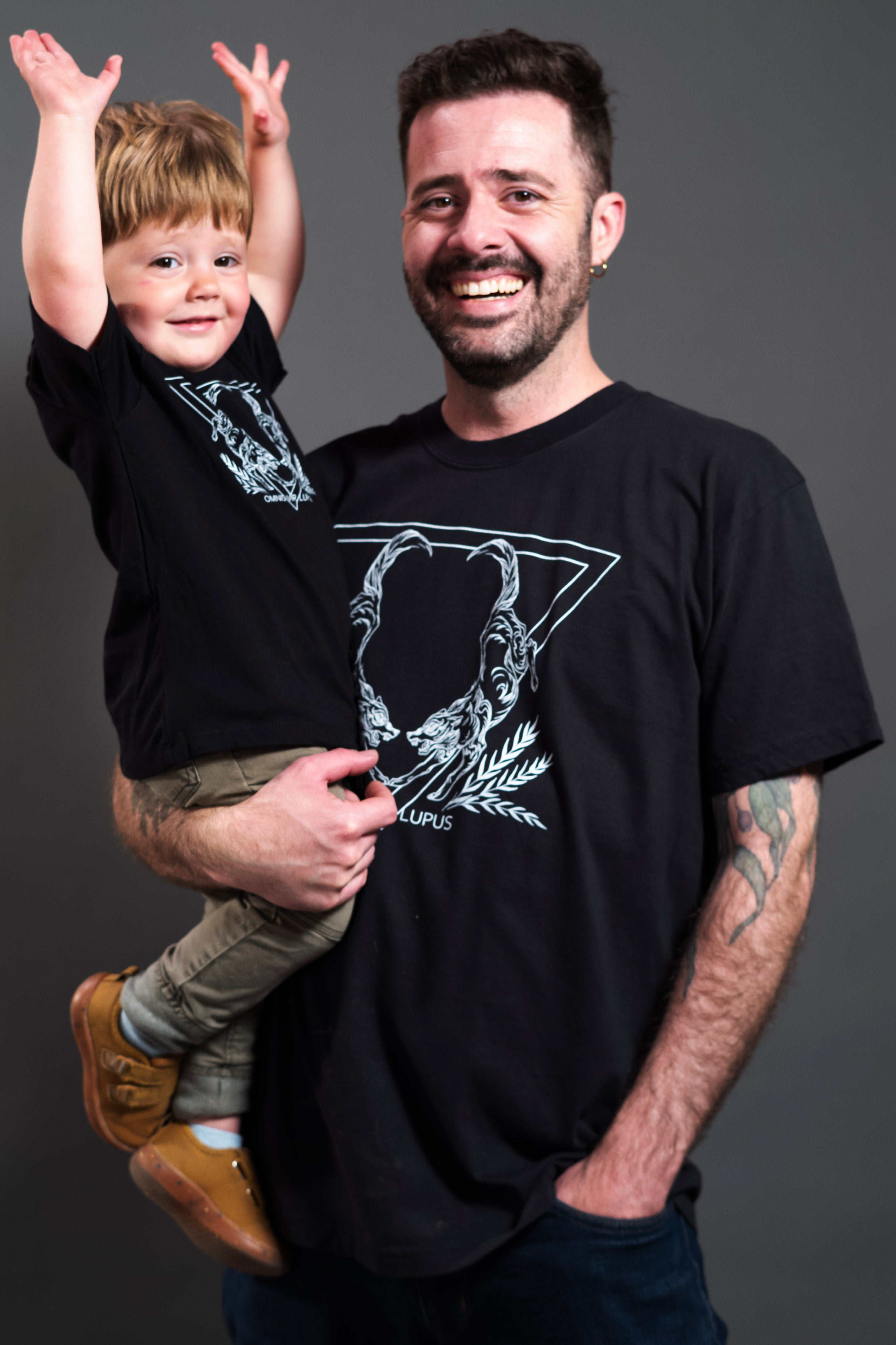 Omnis Vir Lupus Unisex Shirt