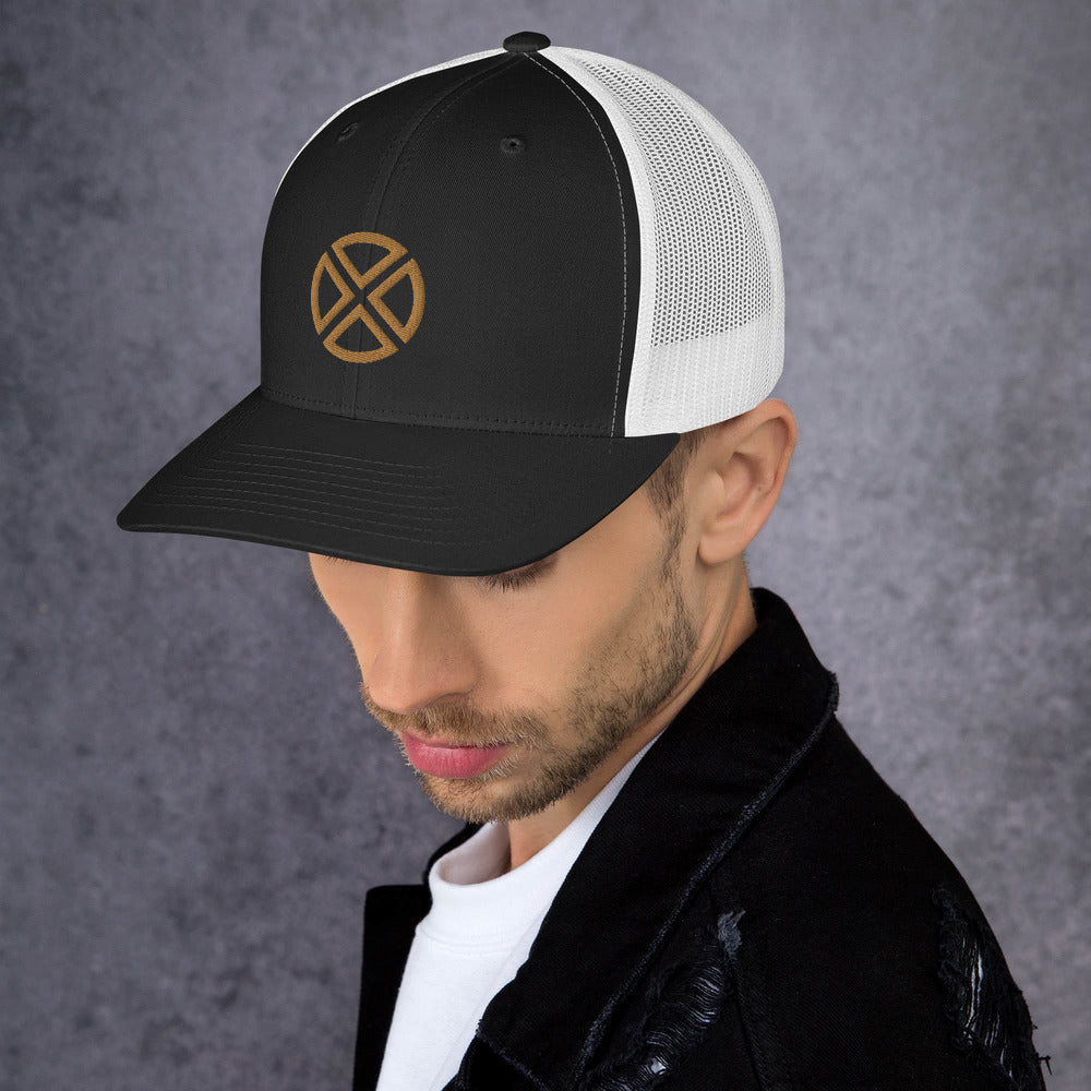 Black hat with four brown triangles pointing inward with round edges making a circle